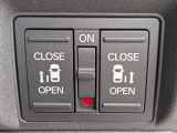 両側電動スライドドアです。リモコンや運転席スイッチ、ドアハンドルの操作で自動開閉。お子様を抱き抱えている時や荷物の多いときなどに便利です!!