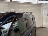 ドアバイザーを装備!雨の日でも窓を少し開けて車内の換気がしやすく、空気を入れ替えたい時に便利です。雨の吹き込みを抑えてくれるため、天候を問わず日常使いで活躍する実用的な装備です。