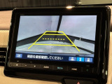 リバースギアに入れるだけで後方の表示へ切り替わります。夜間や雨の日の駐車も楽になりますよ。