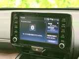 画面にはホームメニューが表示され、Bluetooth Audioや交通情報などを確認できます。項目ごとに情報が整理され、音楽再生や移動中の情報確認にも活用しやすい装備です。