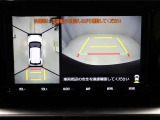 パノラミックビューモニターを装備。駐車場や交差点でクルマを真上から見るように周囲を確認できます。機能の詳細は販売店スタッフまでおたずねください。