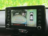 狭い場所での駐車も安心。後方の状況をクリアに映し出し、安全な運転をサポートします。運転初心者の方にもおすすめです。
