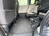 リアシート座席チップアップにて、背の高い荷物の積載が可能です。