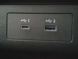 携帯電話などの充電に便利な、USBソケットを装備!