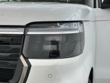 LEDヘッドライトは、点灯の瞬間から最大光量を発揮し、突然暗くなるトンネルなどでの安定感を高めます。