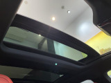 【電動パノラマルーフ】BMWのパノラマルーフは開閉が目的でなく、ルーフと一体感のある構造によって、より解放感を実現しているのが特徴です。