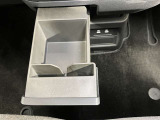 インストセンタースライドボックス・小物やスマホなどのちょっと置いたり、紙パックも収まるスライド式の収納です。ケーブルスリットがあり、スマートフォンを立てたままUSB電源に接続して充電できます。