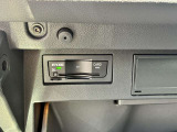 ETCユニットはグローブボックスの中に装着されています。こちらの車両はDSRC(ETC 2.0)に対応していますので、渋滞情報などリアルタイムでナビに反映されます。
