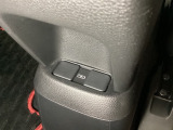 アームレストの後ろ側には、リア席用の充電可能なUSB端子が2個ついています。移動中に充電もできるので便利です。