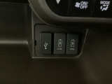 USBチャージャー搭載。スマートフォンなどの充電にとっても便利です。