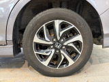 純正アルミホイールを装着!お車のデザインに合わせて設計された純正品ならではの一体感が魅力です。足元をスタイリッシュに引き締め、クルマ全体の印象をより上質に見せてくれる嬉しい装備です。