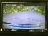 後方の様子を画面で確認できるバックモニターを装備し、駐車時や後退時の安全確認をサポートします。周囲を直接目視することと併せて活用でき、駐車場での操作にも便利です。