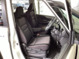 フロント広々、セパレートシートの運転席は、ハイトアジャスターが付いているので、快適にドライブができます。ハンドルはテレスコピック機能で、ハンドル位置を上・下・手前・奥に調節できます。