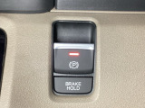 セレクトレバーの右に電子制御パーキングブレーキがあります。スイッチひとつで、停車した地点の傾斜などをシステムが検知・判断してブレーキ力を自動的に制御し、しっかり停車できるパーキングシステムです。