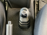 2WD/4WDの切り替えが可能な副変速機レバーを装備。街乗りから雪道・悪路まで、状況に応じた駆動モードを選択でき、安心の走行性能を発揮します。