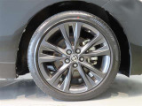 純正のアルミホイール装着車です。タイヤサイズは215/45R17です。