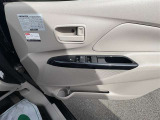 運転席パワーウィンドウスイッチとドリンクホルダーです。