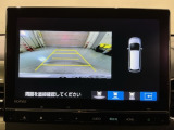 リバースギアに入れるだけで後方の表示へ切り替わります。夜間や雨の日の駐車も楽になりますよ。