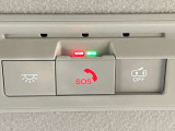 急病時や危険を感じた時、SOSコールスイッチを押すと専門のオペレータに繋がって、警察や消防への連携をサポートしてくれます。また、万が一の事故発生時には、エアバッグ展開と連動して自動通報します。