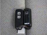 ◆スマートキー◆カギをバッグやポケットに入れたままでもドアロックの開閉ができる『スマートキー』付き!雨天や暗くなってもカギを取り出す必要がなくドアの開錠&エンジンも始動できます
