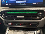 運転席と助手席で個別に温度設定が可能。一定以上の大気中の有害物質を感知すると、自動的に内気循環モードに切り替わるAUC付!