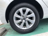 【純正アルミホイール】です!車両デザインに合わせてホイールをデザインしているため、見た目にもカッコイイ!アルミホイール。洗車もラクチンでスチールホイールのように錆ません。
