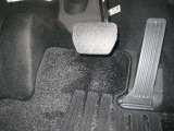繊細なアクセルワ-クが可能で且つ長距離運転でも疲れにくいメリットがあるオルガン式アクセルペダル
