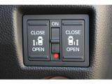 リアは両側パワースライドドアで、開閉には運転席のスイッチ、またはスライドドアのドアハンドルを少し引くだけで自動開閉します。