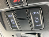 両側スライドドアはオート機能付き。運転席からも開閉可能です。