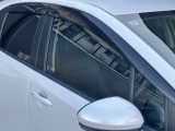 プライバシーガラスで車内のプライバシーを守ってくれます。