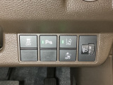 ハンドルの右側にはヘットライトリベライザーとHondaセンシング用のメインスイッチがついています。ヘッドライトリベライザーは道路状況や積荷の加重に応じてライトの高さを調節できます。