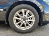 マツダ純正16インチアルミホイールを装着、タイヤサイズは205/60R16です。