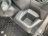 運転席側ドリンクホルダーです。高めの位置にご用意しておりますので目線を下げることなくご利用頂けます!!