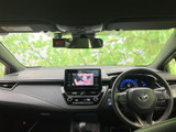 運転席から前方を見渡しやすいレイアウトで、視界を確保しやすい空間です。黒を基調とした室内に操作部がまとまり、運転席まわりも落ち着いた雰囲気に仕上がっています。