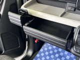 [インパネアッパーボックス]取りやすい位置にある小物入れは便利ですよ☆下のボックスにはウェットティッシュを入れてはどうでしょう^^