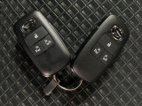 電子カードキーを携帯していれば、ドアハンドルやバックドアのリクエストスイッチを押すだけでドアの施錠・解錠が出来ます♪もちろん 遠隔操作も可能です!盗難防止のイモビライザー機能装備ですよ ☆