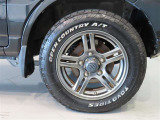 純正のアルミホイール装着車です。タイヤサイズは175/80R16です。
