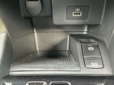 便利なオートホールドと電動パーキングブレーキです。ブレーキペダルを踏み込み、Pスイッチを引き上げると作動、押し下げると解除されます。