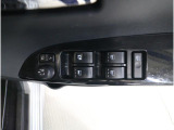 運転席ドアに主要な操作スイッチを配置し、手元で扱いやすいレイアウトとしています。窓やミラーの操作をまとめて行える装備です。