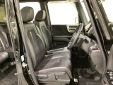 女性でも運転がしやすいように、シートの高さ調整機能(シートリフター)がついています。運転席と助手席の間が空いている為、助手席側への移動がスムーズです。交通量の多い道でも助手席側から乗り降りができます。
