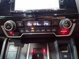 運転席からも手が届きやすく、操作しやすい空調コントロールパネル。オートエアコンなので操作の煩わしさが無くオールシーズン快適にドライブできます。快適空間で運転に集中できますね。