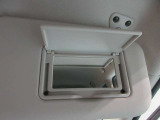 運転席側と助手席側にバニティミラーついていますちょっとした身だしなみが確認できます。