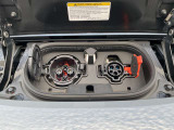 フロントエンドに充電ポートを備えています。(運転席側:急速充電用、助手席側:普通充電用)キャップを開けた状態です。