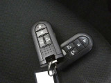 スマートキー。ドアの開錠施錠はドアノブに触れるだけ。センサーが感知して開錠施錠をしてくれます。