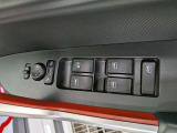 パワーウィンドウのスイッチですよ。運転席に居ながら窓を開け閉めのコントロールできます。