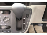 ★パネルシフトレバーは運転席より手が届きやすくて操作のしやすいシフトレバー。室内スペース確保にも配慮されてますよね!
