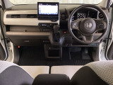 車内は光触媒抗菌消臭施工済です。インパネ周りはスタイリッシュなデザインで機能や装備も充実しています。グローブボックスやカップホルダーのほかにトレーなどたくさんの収納スペースが付いています。