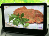 映像を大きく表示するモニターを備え、画面上の情報を確認しやすいのが魅力です。停車時のひとときにも活用でき、車内で過ごす時間を便利にサポートします。