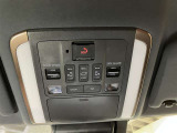 振り音と天井にルーフサンシェードスイッチサイドサンシェードスイッチ・両側パワースライドドアスイッチ・パワーバックドアスイッチ・ヘルプネットスイッチが付いています。