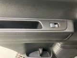パワーウィンドウのスイッチですよ。運転席に居ながら窓を開け閉めのコントロールできます。